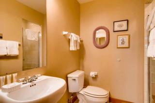 Highlands Lodge 201 by East West Hospitality - 4
