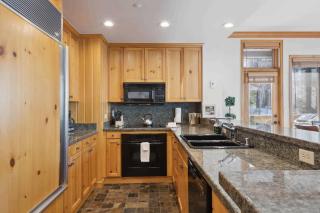 Highlands Lodge 203 by East West Hospitality - 3