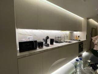 Dubai Marina Walk Gem Modern Apartments with Pool & Gym access, Steps to Beach & Metro Managed by SunnyHomes - 4