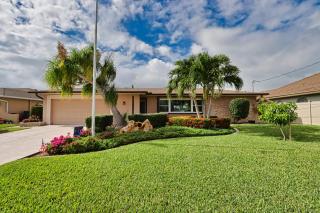 Endless Summer Charming Waterfront Home - Cape Coral - 7