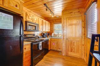 Upscale Sevierville Retreat with Deck and Hot Tub! - Sevierville - 3
