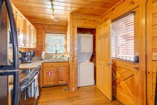Upscale Sevierville Retreat with Deck and Hot Tub! - Sevierville - 1