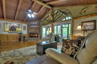 Bear Naked Hideaway - Relax in the hot tub with sounds from the nearby creek - Epworth - 4