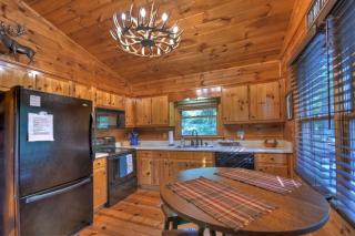 Bearfoot Ridge Wood-burning fireplace cozy hot tub serene views - Ellijay - 7