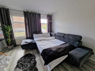 Modern And Spacious 3 Bedroom Family House with Workspace - Colchester - 5