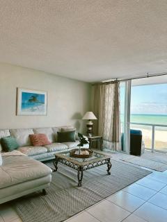 Pavilion Beach Front Apartment with Balcony - 9