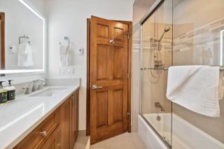 Highlands Lodge 303 by East West Hospitality - 9
