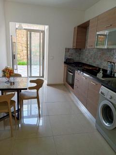2 Bed Flat - Sleeps 6 - Pets - Pool - Smoking - 6