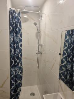Chambre privative rénové 2024, climatisation, tramway sur place , 12 min centre, 16 min plage, aperçu latéral mer, 2 wc avec 2 salle de bain, private room renovated 2024, air-conditioned , tram on spot, 2 toilets and 2 bathrooms - Nice - 2