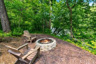 Modern Riverside Cabin w Hot Tub Fire Pit Kayaks - Rileyville - 7