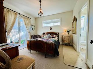 Papanui Paris inspired Apartment - 8