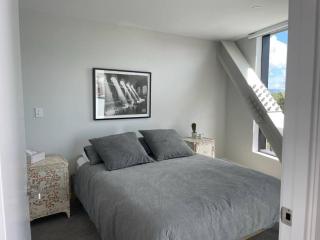 No 1 Location in Mt Eden! - Auckland - 7