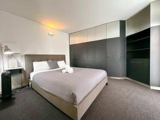 Cityside Beautiful Lodge - close to City & Airpor - New Town - 5