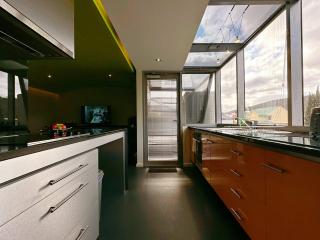 Cityside Beautiful Lodge - close to City & Airpor - New Town - 3