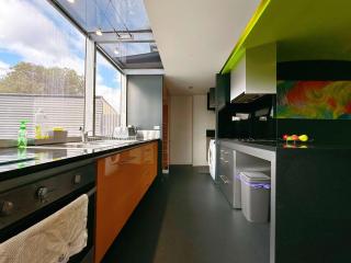 Cityside Beautiful Lodge - close to City & Airpor - New Town - 2