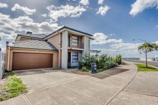 StayAU 5BR Idyllic Lakefront Escape Point Cook - 5