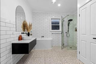 Updated Cottage on Large Sunny Block - 5 mins-CBD - Canadian - 5