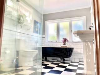 Spacious and Sunny Master Bedroom in a Villa - Auckland - 0