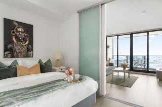 A Cozy 2BR Apt with Harbour Views FREE Parking - 4