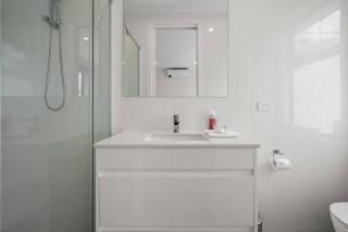 Box Hill Central Townhouse by Short & Long Stays - Box Hill - 2