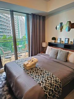 Happy Staycation in Azure Urban Resort Spacious Family Room near SM Bicutan and Manila Airport - 0