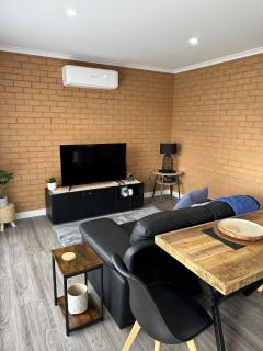 Lbarza Brand New Central 1BR Self Contained Apartment - 0