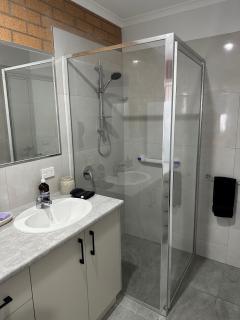 Lbarza Brand New Central 1BR Self Contained Apartment - 4