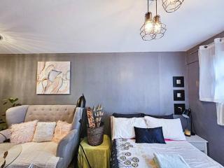 Pet-Friendly Chic Stay Near Acacia Estates & BGC - Manila - 5