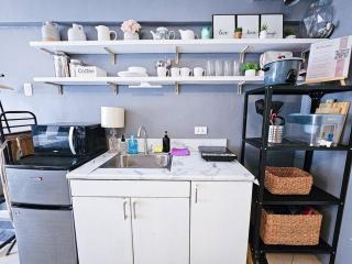Pet-Friendly Chic Stay Near Acacia Estates & BGC - Manila - 3