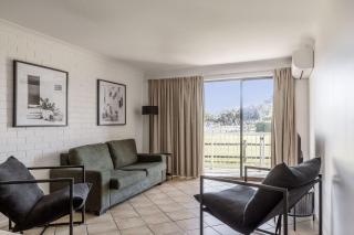 Main Beach Apartments - 7