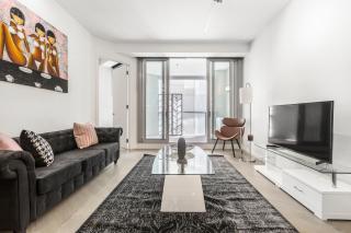 Sassy & Chic Apt on Melbourne's Famous St Kilda Rd - 2