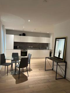 One Bedroom in Royal Wharf, Close to City Airport - Londra - 7