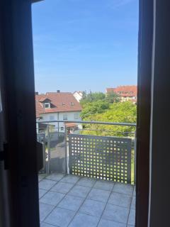 Kleines Dachzimmer mit Balkon - Feucht - 9