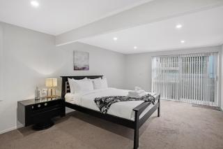 Sunny Beam Guest Suite with Parking and Kitchenette - 1