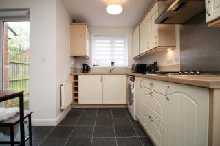 5 bedroom sleeps 10 | City Centre Newport - Newport - 6