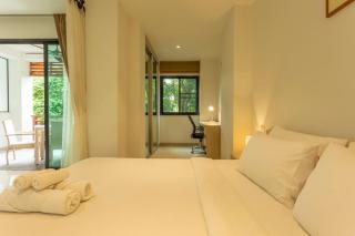 Cozy 1BR Poolside Apartment with Scenic Balcony C132 - Hat Surin - 4