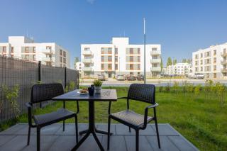 Jasny Apartament z Ogrodem i Parkingiem na Przedmieściach Warszawy by Noclegi Renters - Zamienie - 6
