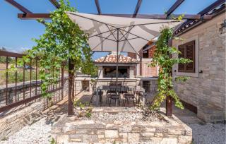 Gorgeous Home In Trosti With Jacuzzi - Rojnići - 2