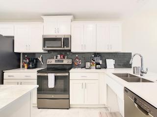 Last Minute Disney Getaway! Private Pool, Hot Tub & Games Room. Book Now! #88017 - Kissimmee - 1