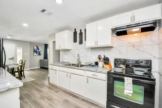 Spacious 5BR 3BA Holiday Home Close to Stadiums with Hot Tub - 6