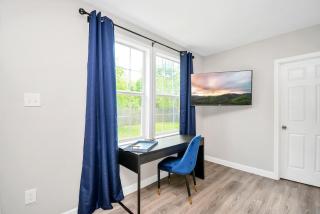 Spacious 5BR 3BA Holiday Home Close to Stadiums with Hot Tub - 2