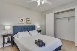 Glamorous 4BR Holiday Home with Pool, Hot Tub & Grill - Carrollton - 2