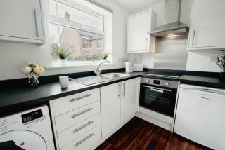 Spacious and Bright 2 Bedroom Ground Floor Apartment 5 min walk from town centre with Free Parking Business and Leisure by Jesswood Properties - Hinckley - 9