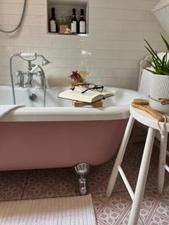 The Pink Cottage upstairs suite & Garden Summer Room - Whitehead - 4