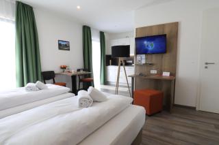 Holledau-Apartments - FeWo bis 5 Pers - getrennte Betten - Vollausstattung - 24h Checkin - wöchentl Reinigung u Wäschewechsel - Waschmaschine u Trockner - WLAN - Minibar - XXL Parkplätze - Garten - ruhige Lage - 2