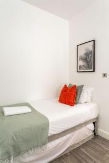 Kingfisher Retreat - Cozy 2-Bed Bungalow in Brighton near the Beach With Free WiFi & Terrace by Kozmo Properties - 3