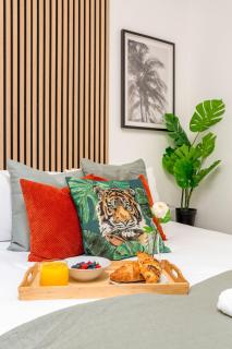 Cozy Kingfisher By Kozmo - Cozy 2-Bed Bungalow in Brighton near the Beach With Free WiFi & Terrace by Kozmo Properties - 0