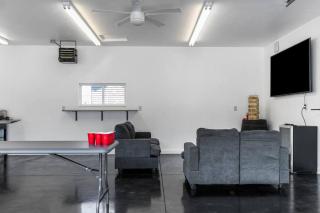 Stadium District walking distance, Tailgate Garage - 3