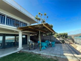 By The Beach - Beachfront Apartment & Home - 8
