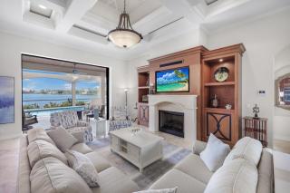 Opulent home with vast water view, pool and hot tub - 8
